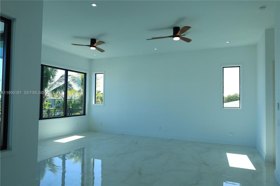 Spacious, unfurnished interior of a new home in , Key Largo (Image 11).