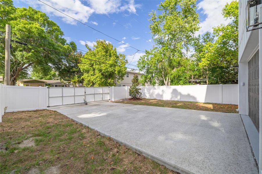 Exterior details and patio area of a home in , St. Petersburg (Image 30).