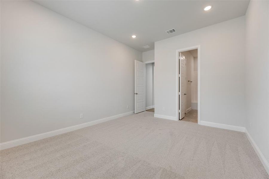 Spacious, unfurnished interior of a new home in Bayside, Rowlett (Image 26).
