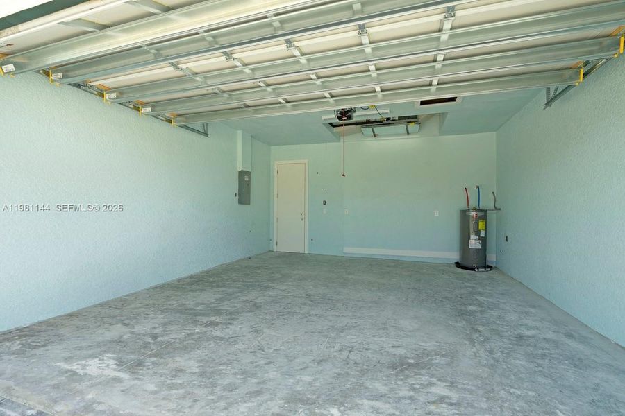 Spacious, unfurnished interior of a new home in , Cape Coral (Image 47).