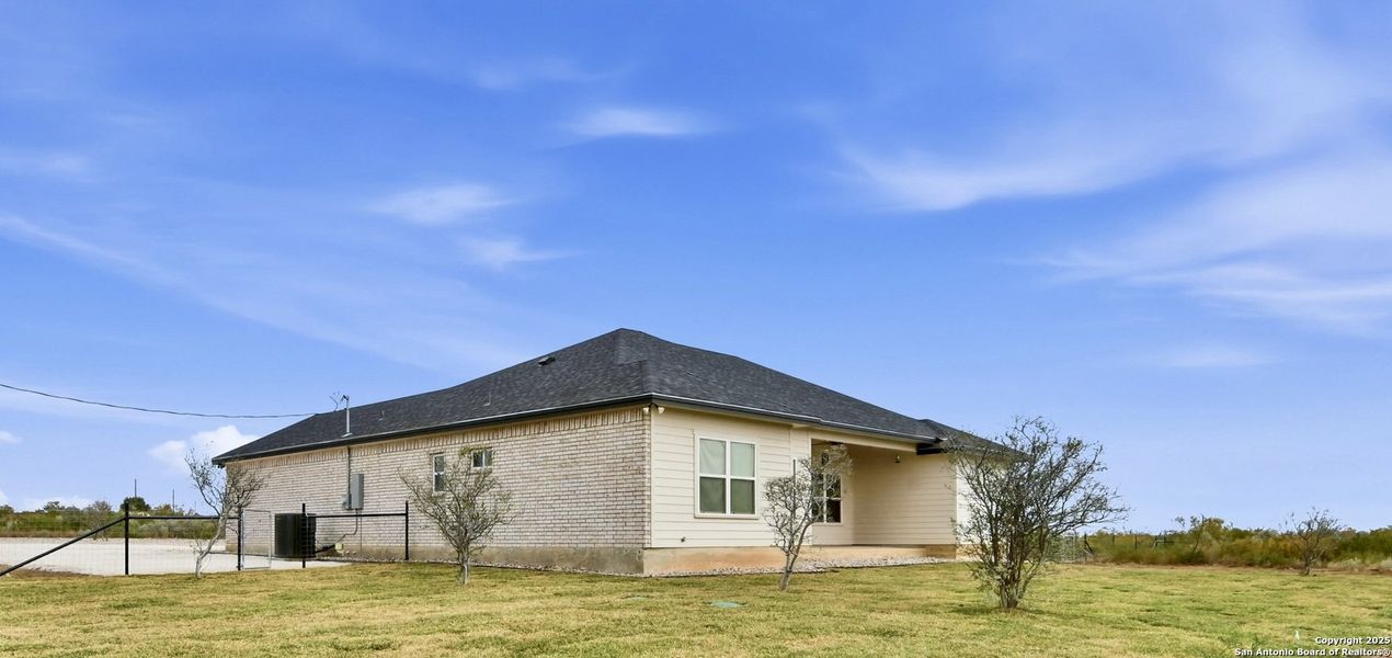 Exterior details and patio area of a home in , Uvalde (Image 3).