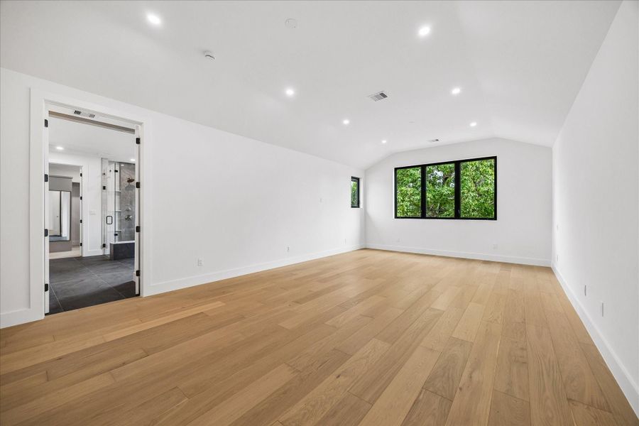 Spacious, unfurnished interior of a new home in , Houston (Image 19).