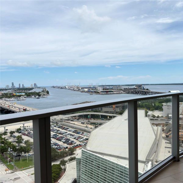 Condo located in Miami, FL showcasing its design and architecture (Image 3).