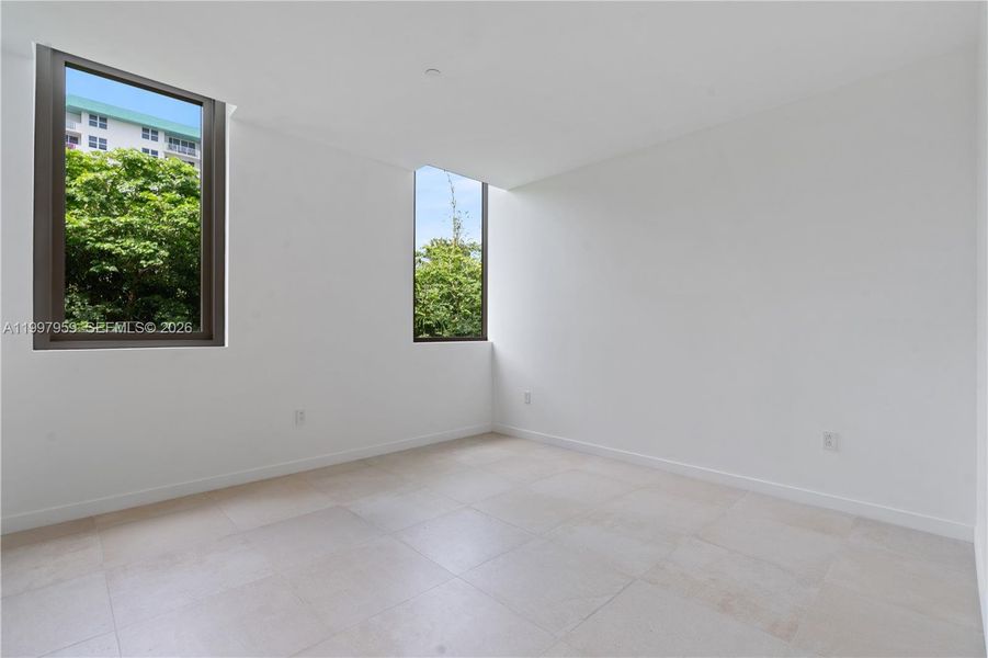 Spacious, unfurnished interior of a new home in Onda, Bay Harbor Islands (Image 19).