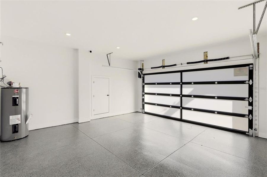 Spacious, unfurnished interior of a new home in , Sarasota (Image 36).