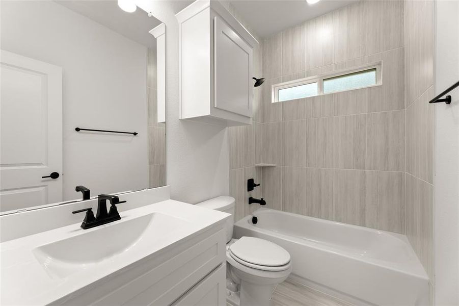 8720 Heartland-Bathroom-2