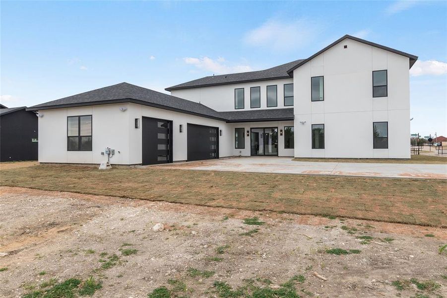 Exterior details and patio area of a home in , Red Oak (Image 4).