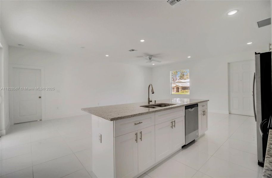 Spacious, unfurnished interior of a new home in , Alva (Image 5).