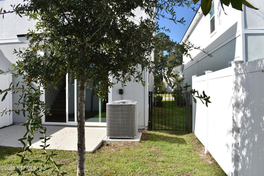 Exterior details and patio area of a home in Irongate Villas, Jacksonville (Image 4).