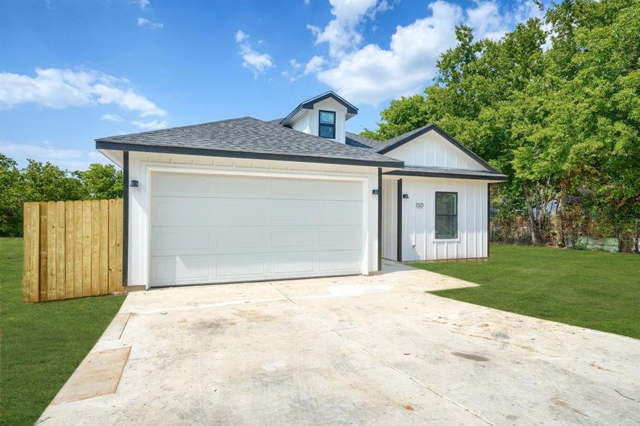 View of front facade with a garage and a front yard