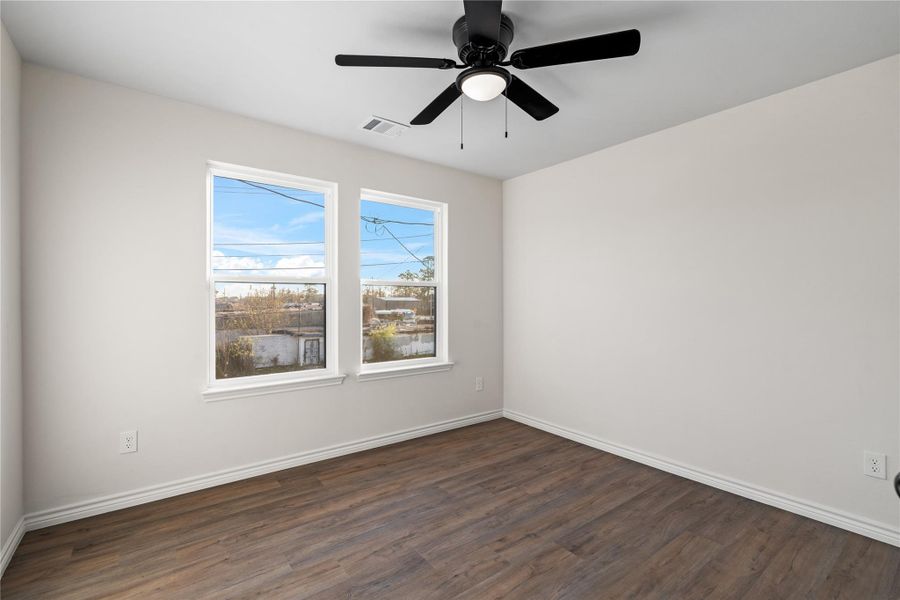 Secondary bedroom filled with natural light and a comfortable layout suitable for multiple uses.