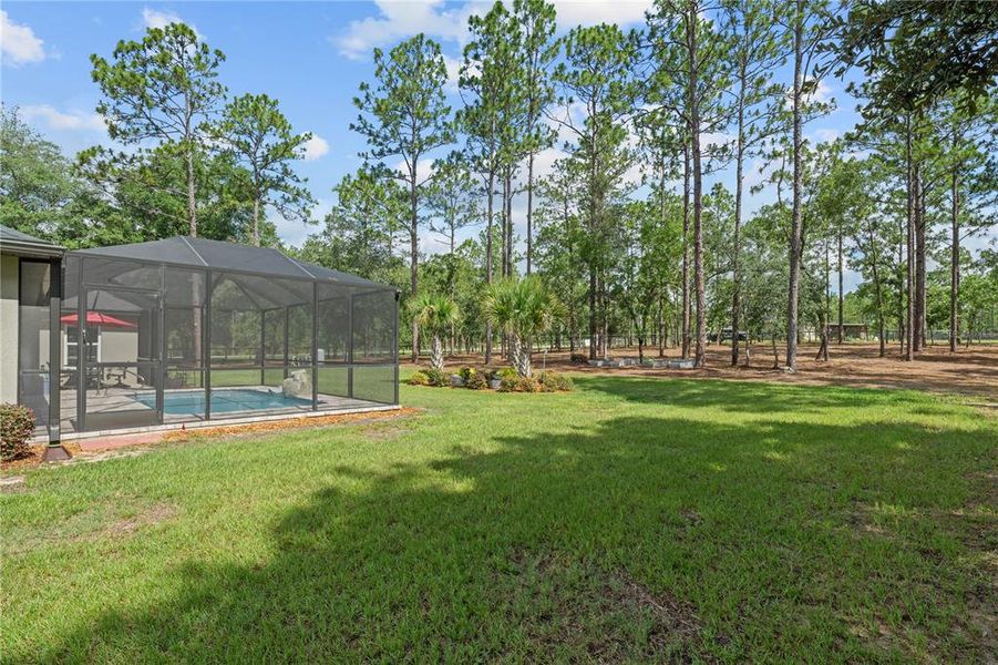 Exterior details and patio area of a home in , Dunnellon (Image 36).