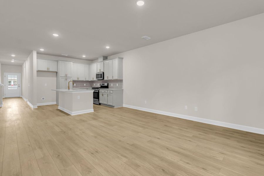 Spacious, unfurnished interior of a new home in , Summerville (Image 10).
