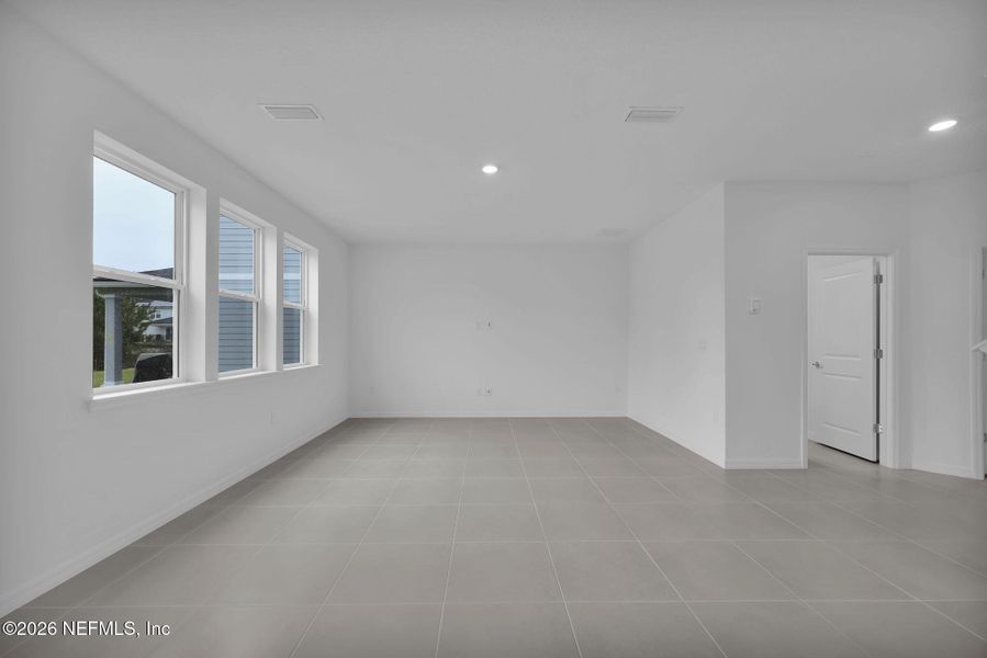 Spacious, unfurnished interior of a new home in Hyland Trail, Green Cove Springs (Image 18).