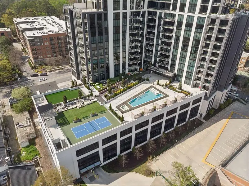 Condo located in Atlanta, GA showcasing its design and architecture (Image 3).
