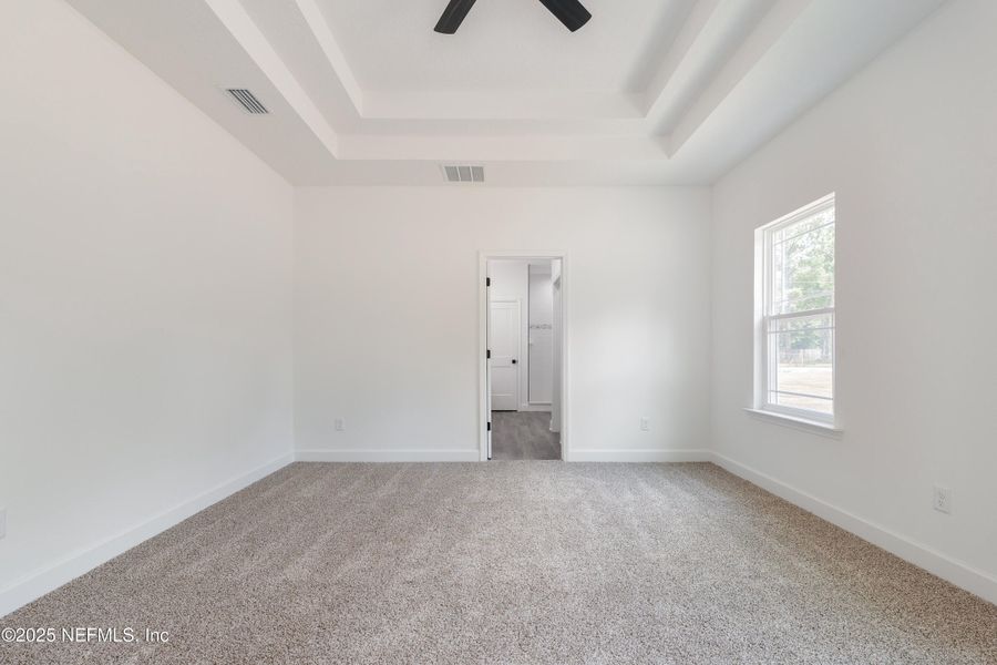 Spacious, unfurnished interior of a new home in , Middleburg (Image 23).