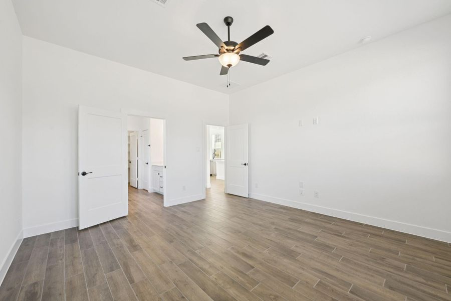 Spacious, unfurnished interior of a new home in Evergreen, Conroe (Image 22).