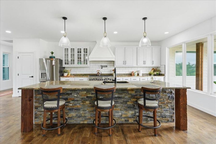 Large Island with Breakfast Bar Large Island with Breakfast Bar