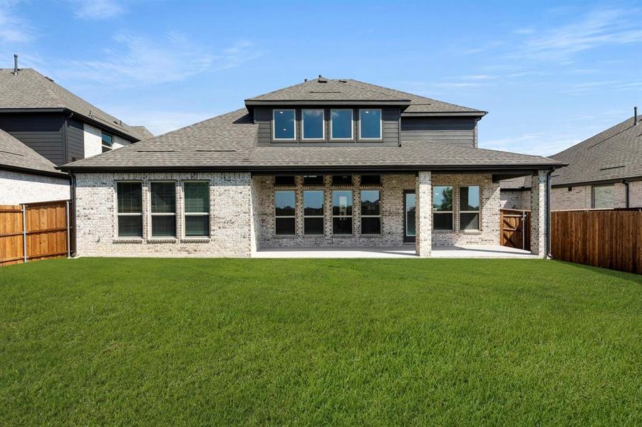 Exterior details and patio area of a home in Brookfield, Melissa (Image 4).