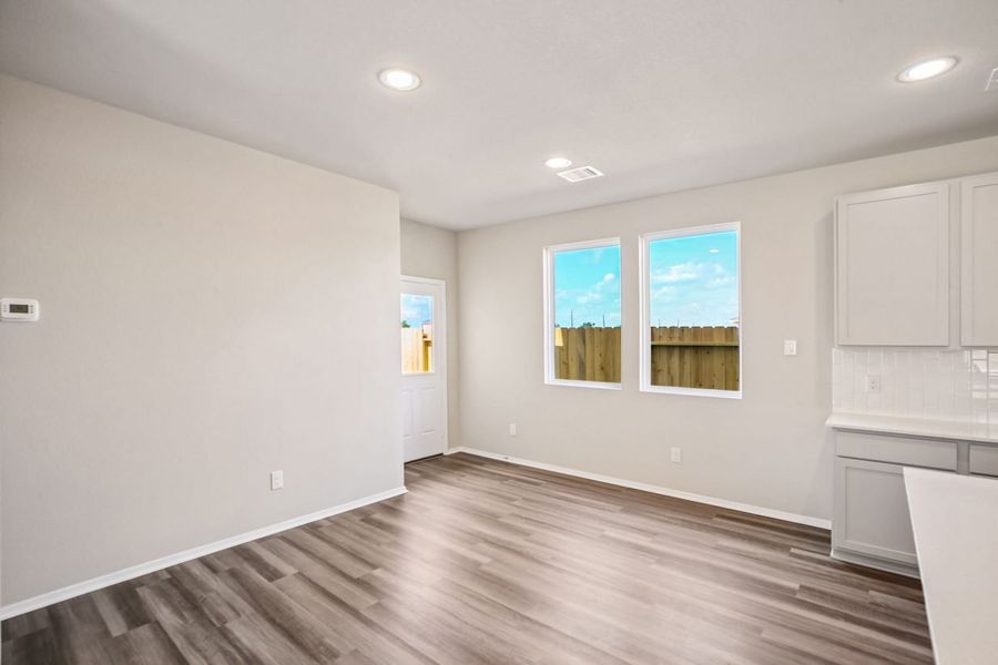 Spacious, unfurnished interior of a new home in Mustang Meadows, Waller (Image 16).