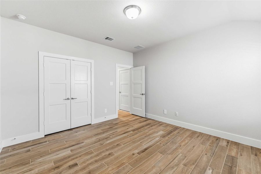 Spacious, unfurnished interior of a new home in Laurel Landing, Alvin (Image 27).