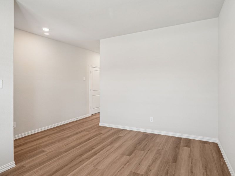 Spacious, unfurnished interior of a new home in Westmoor, Sherman (Image 15).