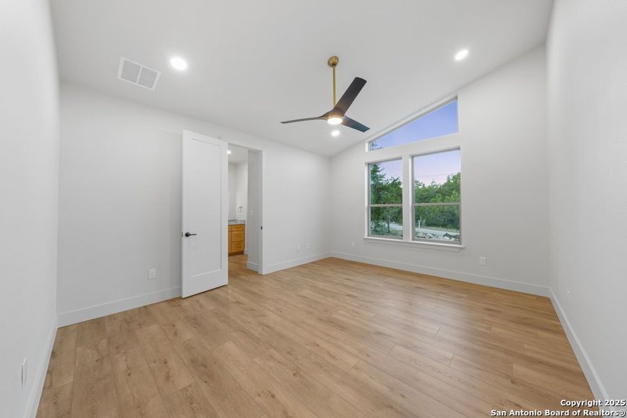 Spacious, unfurnished interior of a new home in , Canyon Lake (Image 10).