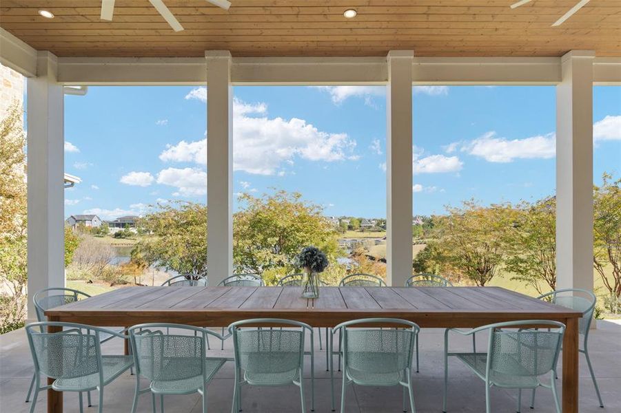 Exterior details and patio area of a home in , Malakoff (Image 3).