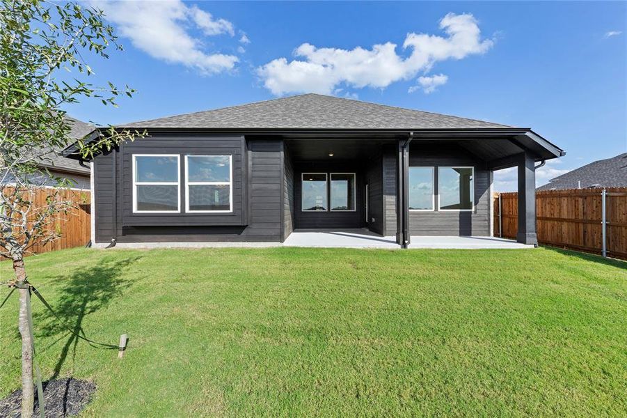 Exterior details and patio area of a home in Elevon, Lavon (Image 16).