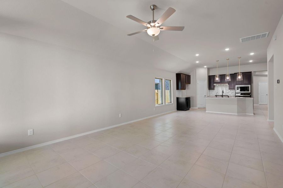 Spacious, unfurnished interior of a new home in Grand Central Park, Conroe (Image 17).
