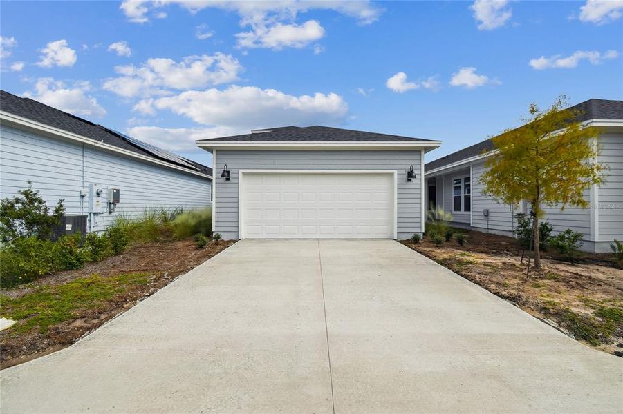 Exterior details and patio area of a home in Weslyn Park in Sunbridge 34', St. Cloud (Image 25).