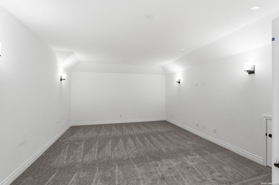 Spacious, unfurnished interior of a new home in Davis Ranch, San Antonio (Image 35).