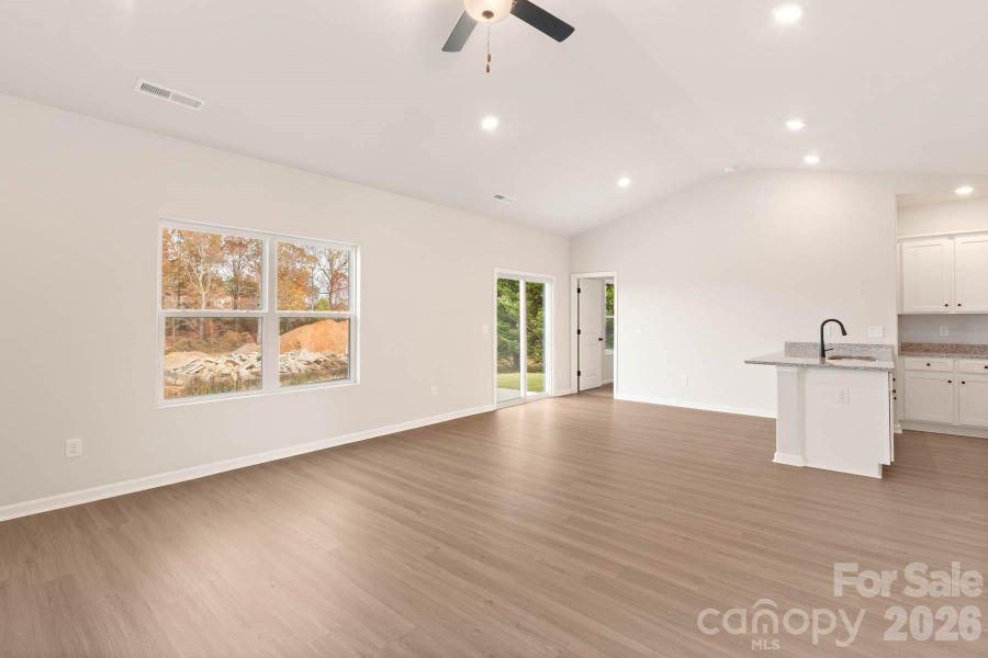 Spacious, unfurnished interior of a new home in Stagecoach Station, Gastonia (Image 8).