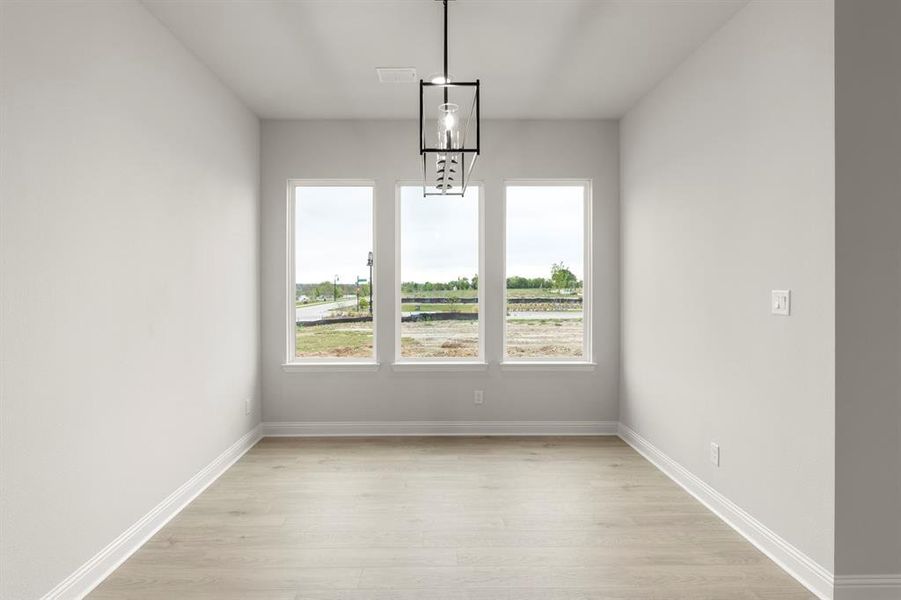 05. 9304 Blooming Ivy - Dining 05. 9304 Blooming Ivy - Dining