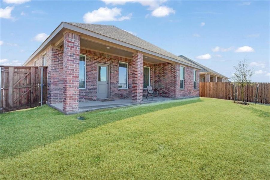 Exterior details and patio area of a home in Hurricane Creek, Anna (Image 3).