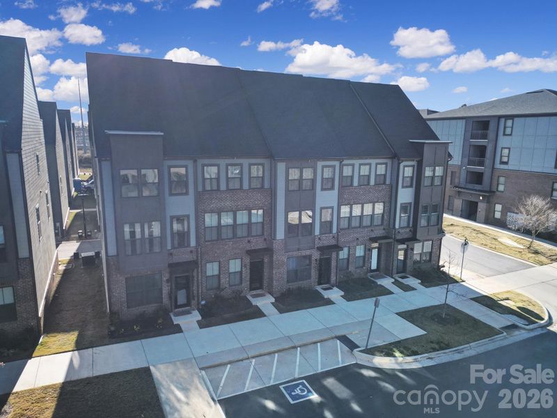 Condo located in Charlotte, NC showcasing its design and architecture (Image 3). Condo located in Charlotte, NC showcasing its design and architecture (Image 3).