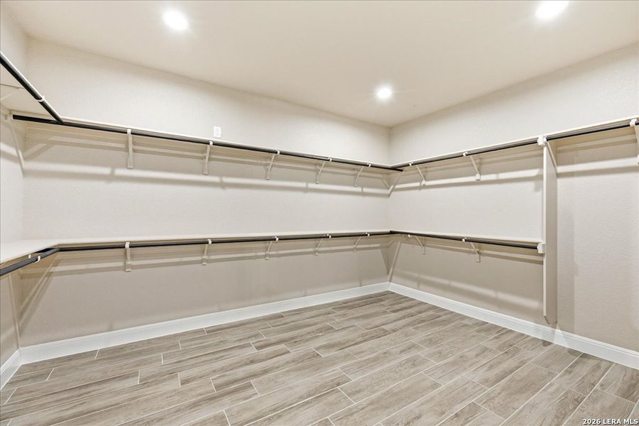 Spacious, unfurnished interior of a new home in , La Vernia (Image 30).