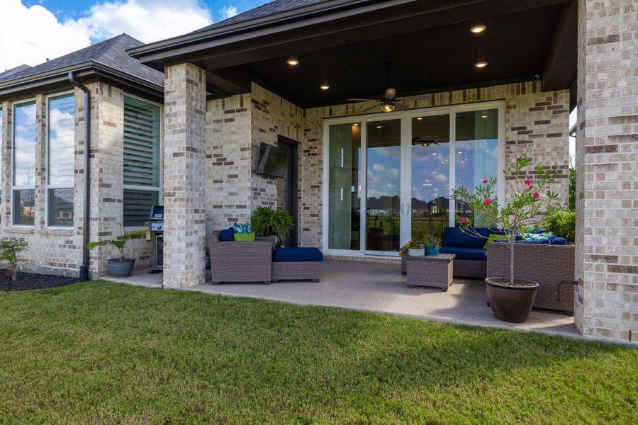 Exterior details and patio area of a home in Cross Creek West, Fulshear (Image 24).