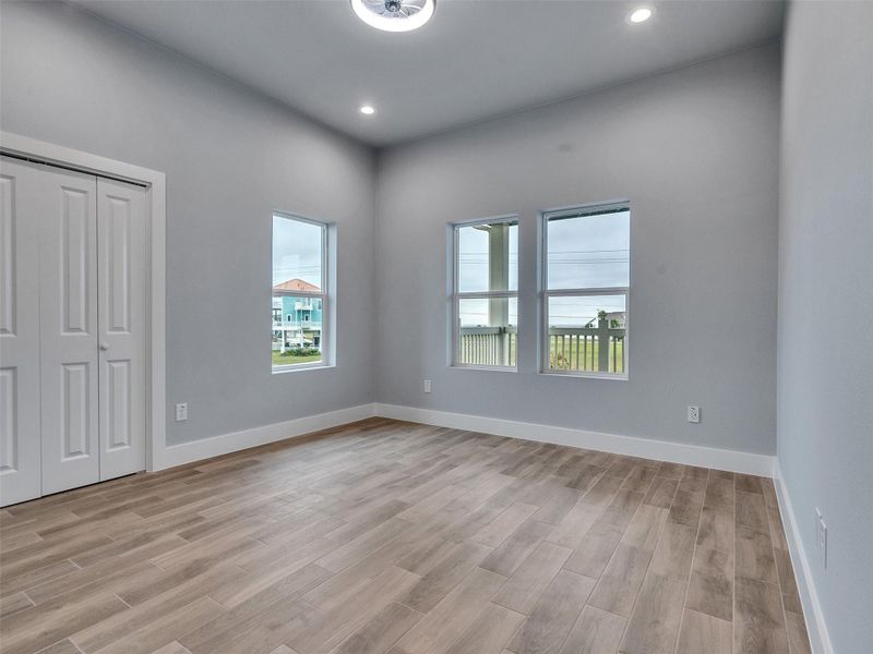 Spacious, unfurnished interior of a new home in , Galveston (Image 34).