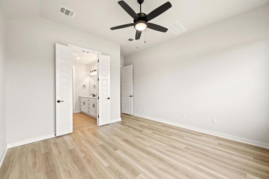Spacious, unfurnished interior of a new home in Lagos Reserve, Manor (Image 16).