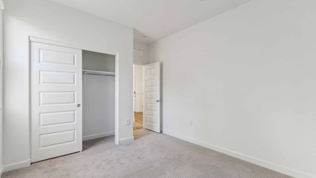 Spacious, unfurnished interior of a new home in Quail Ranch, San Tan Valley (Image 23).