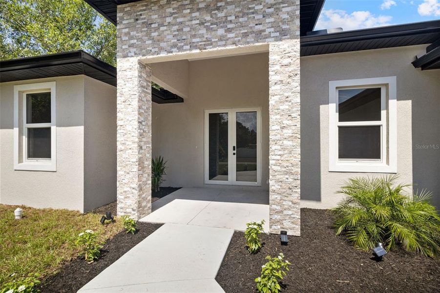 Exterior details and patio area of a home in , Port Charlotte (Image 3).