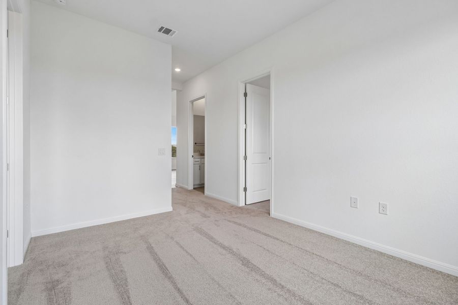 Spacious, unfurnished interior of a new home in Silverleaf, Cedar Creek (Image 32).
