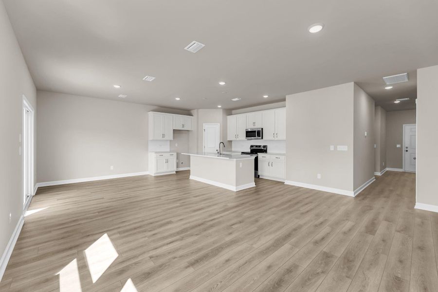 Spacious, unfurnished interior of a new home in , Ravenel (Image 25).
