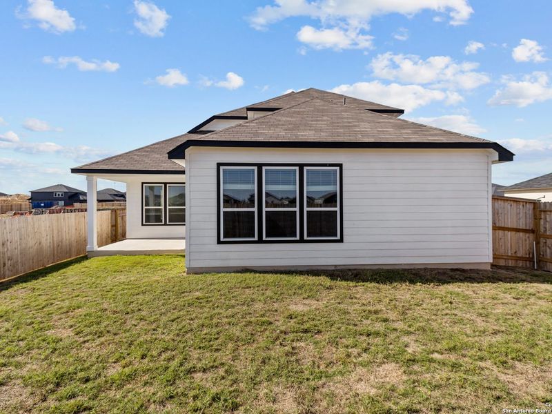 Exterior details and patio area of a home in Hannah Heights, Seguin (Image 4).
