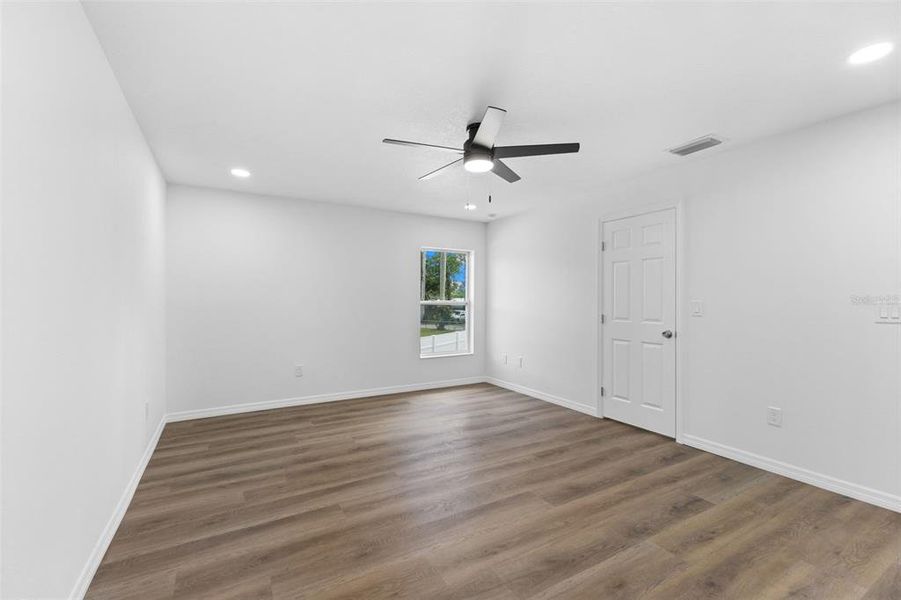 Spacious, unfurnished interior of a new home in , Bradenton (Image 15).