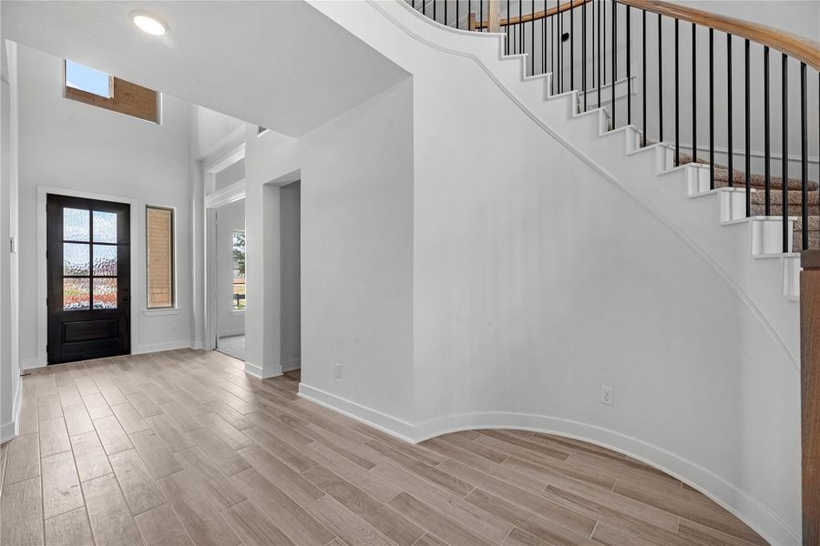 Spacious, unfurnished interior of a new home in Sienna, Missouri City (Image 15).