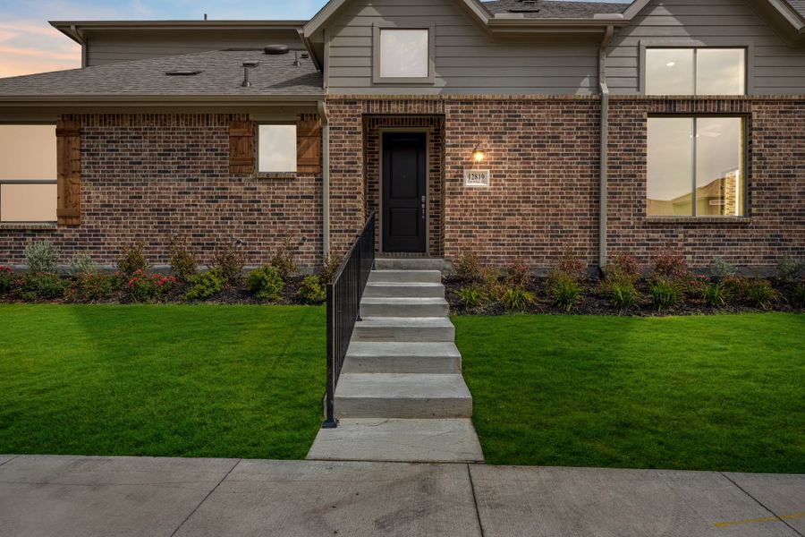Exterior details and patio area of a home in Cottonwood Creek, Rowlett (Image 4).