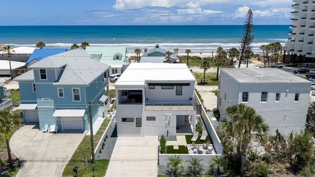 Condo located in New Smyrna Beach, FL showcasing its design and architecture (Image 5).