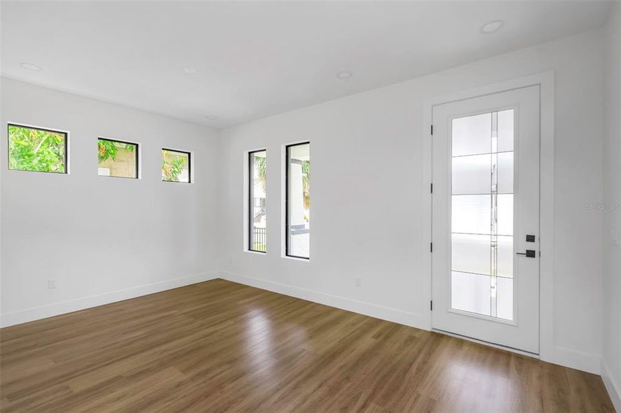 Spacious, unfurnished interior of a new home in , Tampa (Image 32).